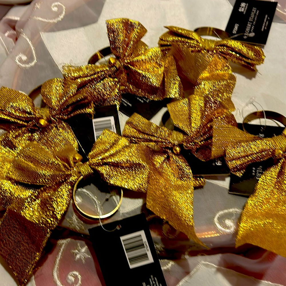 Set of 6 Robert Stanley Gold Sparkling Napkin Rings.